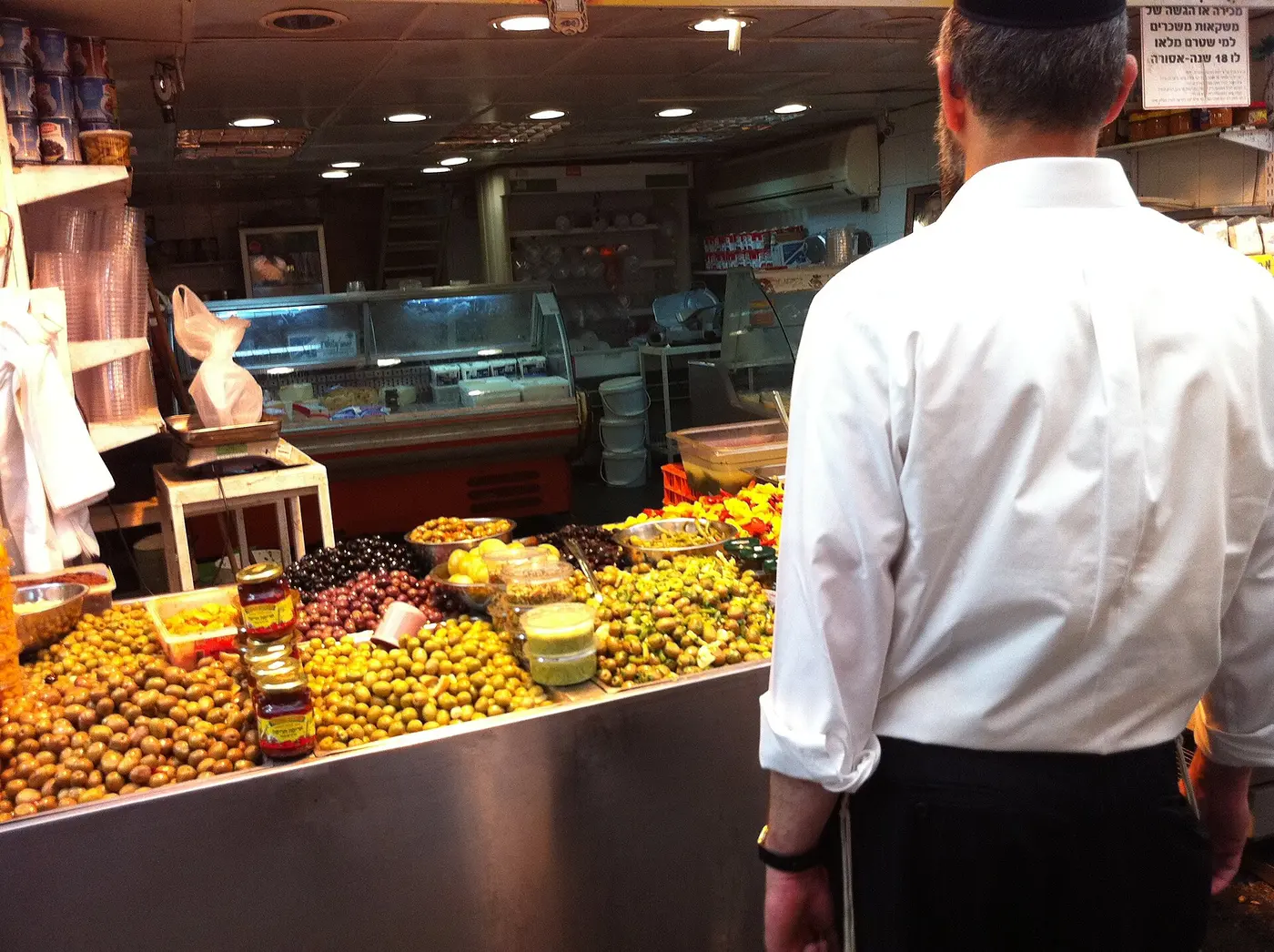 דוכן זיתים ומעדנים בשוק מחנה יהודה בירושלים
